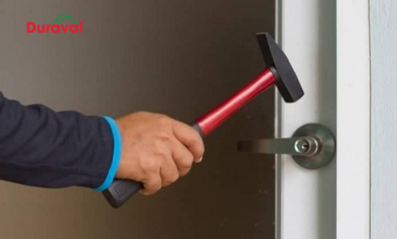 Cách phá khóa cửa tay gạt bằng búa