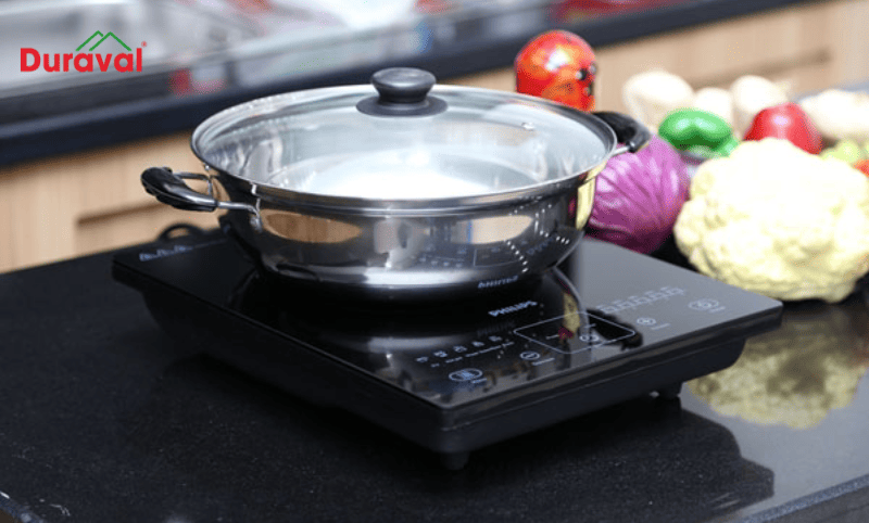Đặt nồi thức ăn lên giữa mặt kính của bếp