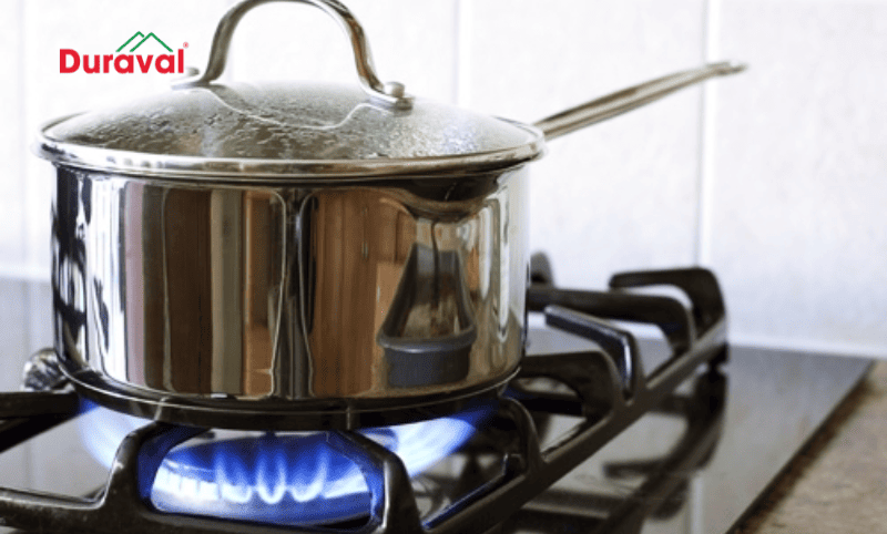 Thức ăn bị tràn bị nấu