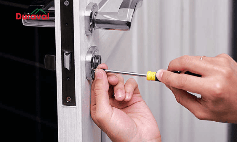 Một số điểm cần lưu ý trong cách tháo lắp khoá cửa tay gạt