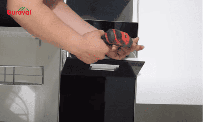 Cố định thùng gạo bằng vít