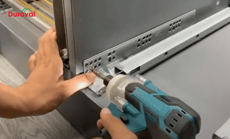 Cố định bộ ray trượt vào hộc tủ