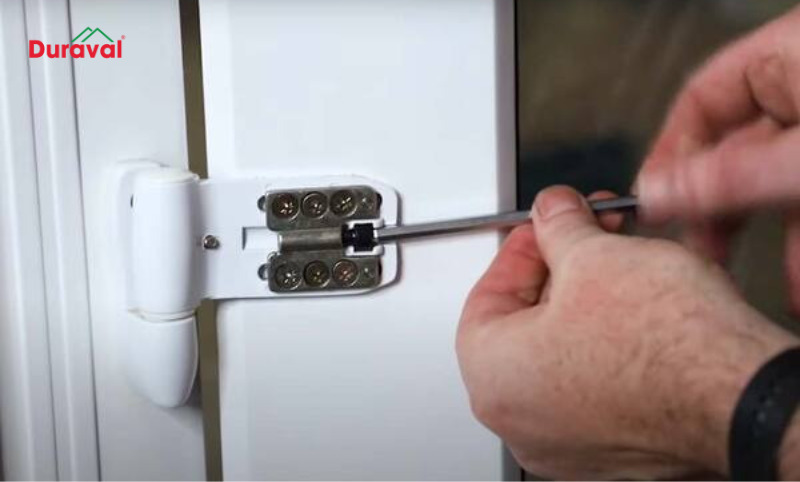 Hướng dẫn cách tháo để thay bản lề cửa nhựa mới
