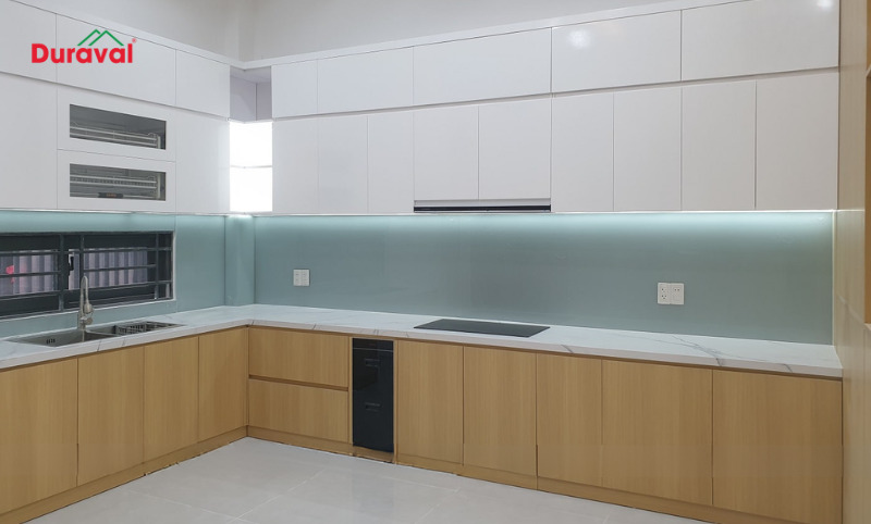 Thiết kế chữ L mang đến sự thoáng đãng cho gian bếp