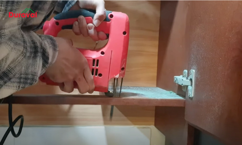 Khoét lỗ lắp máy hút mùi