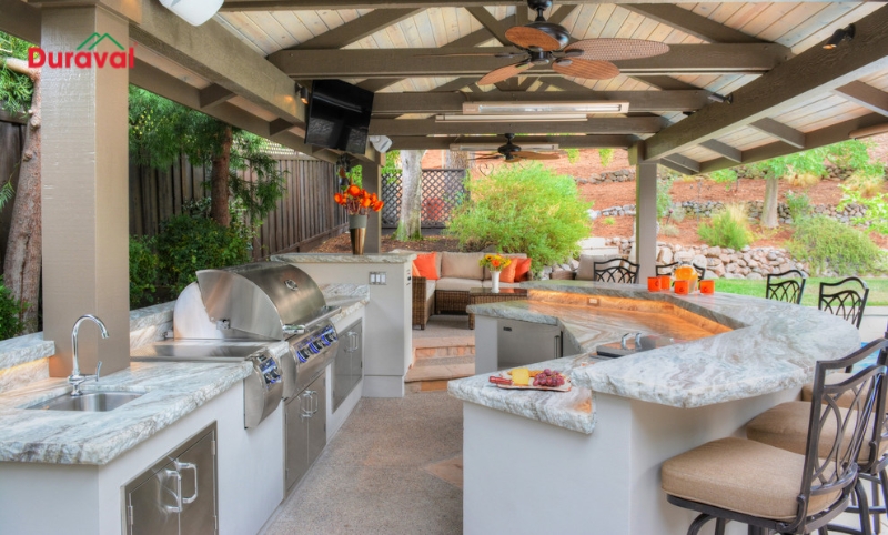 Mẫu thiết kế bếp sân vườn có lò nướng BBQ ngoài trời