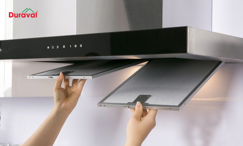 Tháo rời các tấm lưới lọc của máy hút mùi