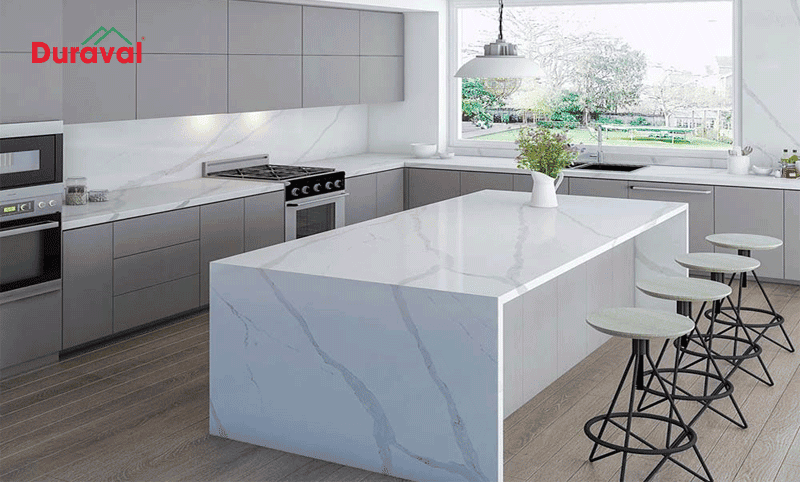 Mặt bếp với các đường vân tự nhiên giúp tạo điểm nhấn cho không gian